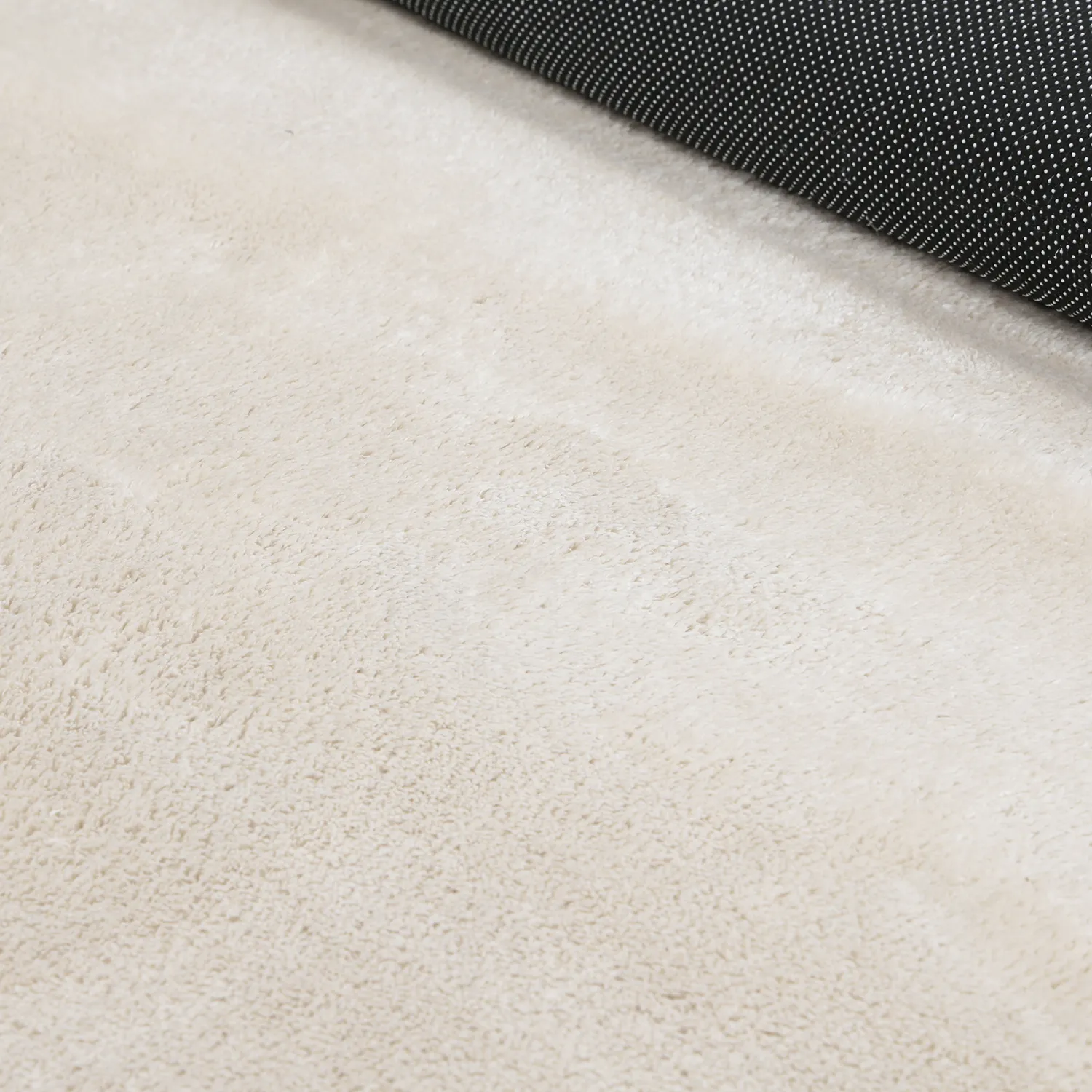 Tapete Shaggy Ondulado Assimétrico - Aranga Super Soft Fur (bege)