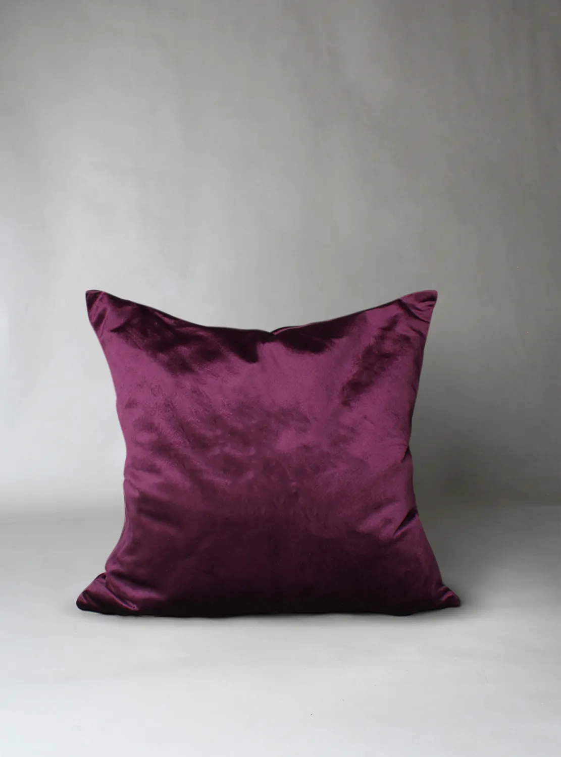 Capa de Almofada Marlyn em Veludo (roxo escuro)