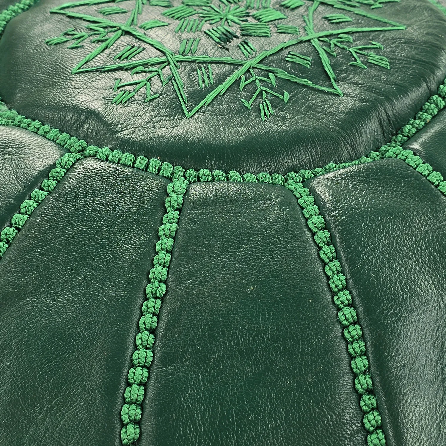 Pufe - Couro Marroquino (verde escuro)