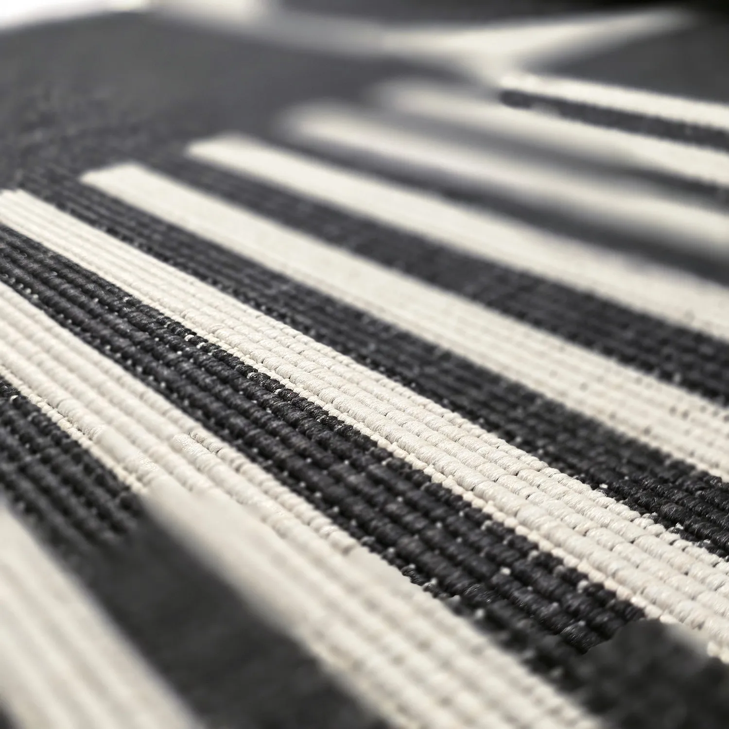 Tapete para interior e exterior - Aurora (preto/branco)