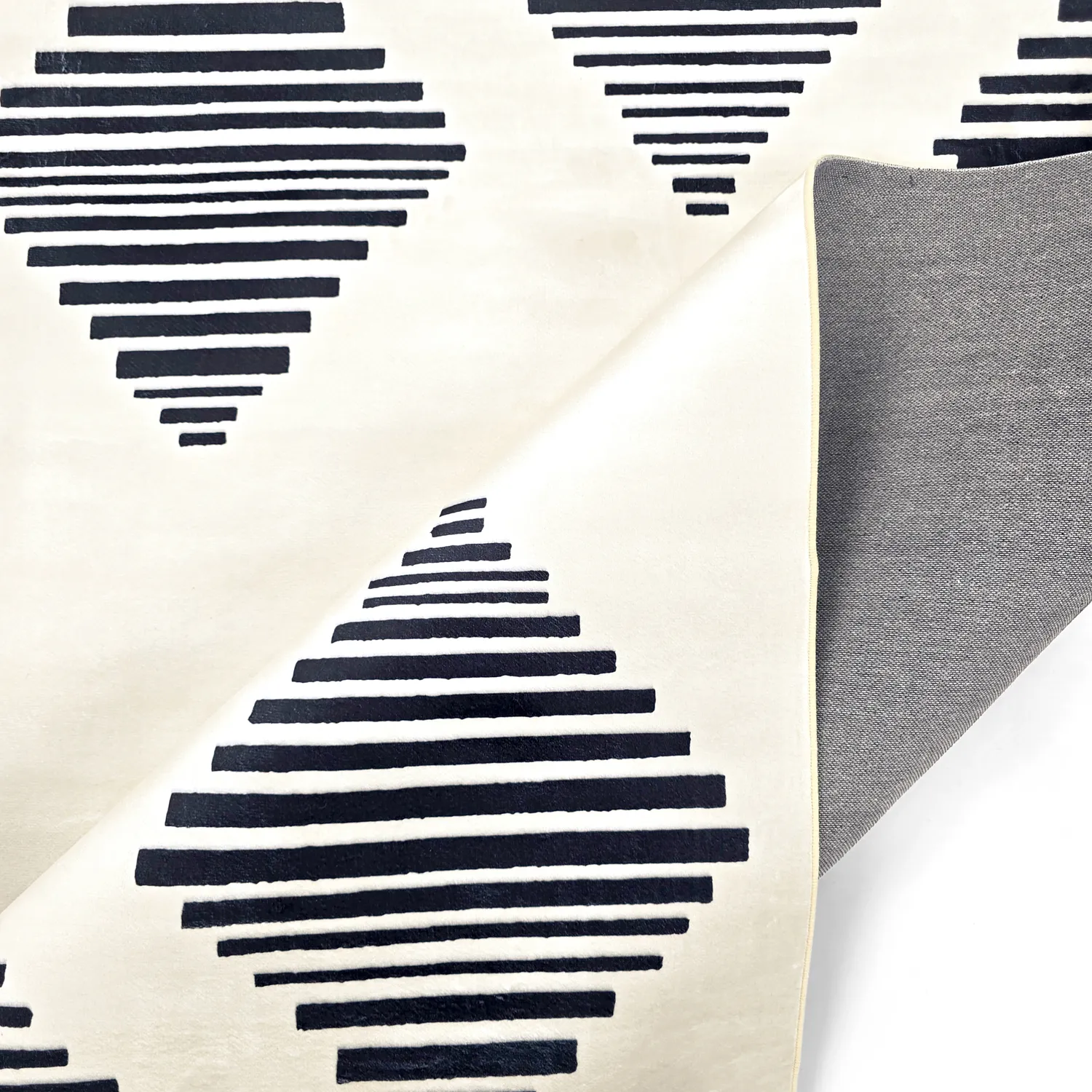 Tapete Wilton - Carmen (creme/preto)