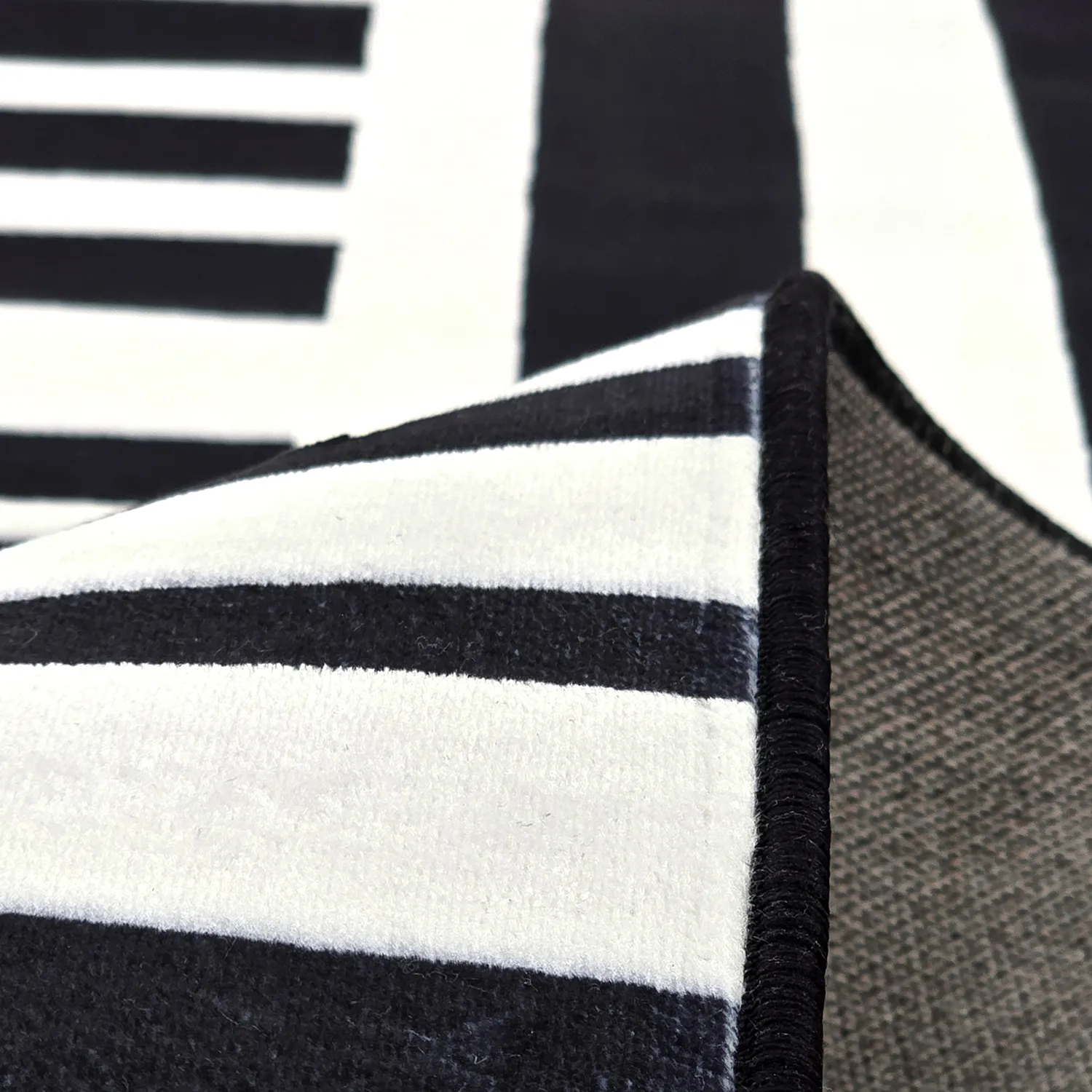 Tapete Wilton - Joma (preto/branco)