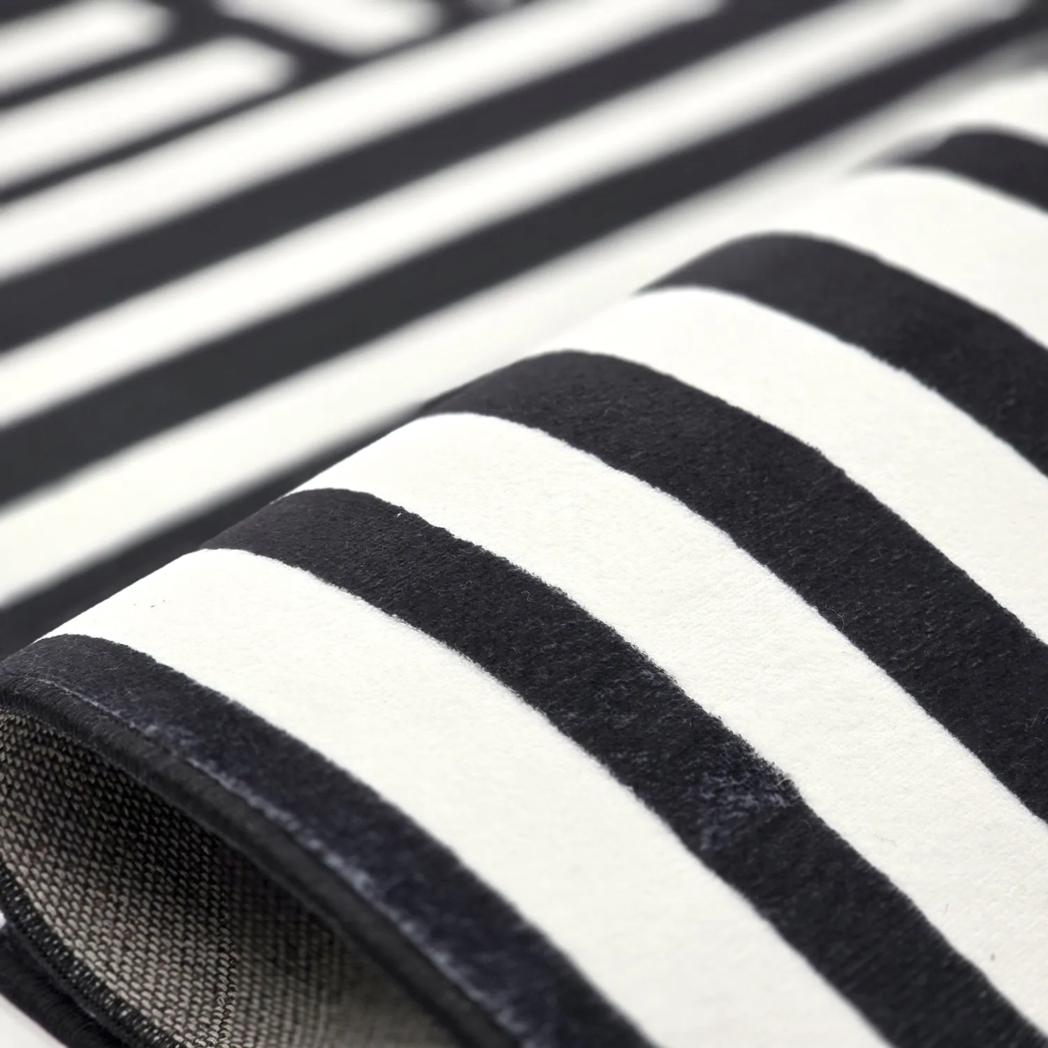 Tapete Wilton - Joma (preto/branco)